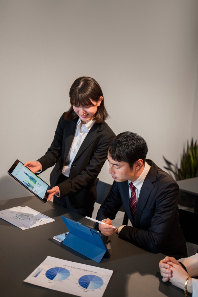 woman-showing-report-to-colleague
